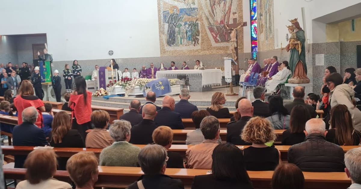 Strage di Nuoro: oggi l'addio alle vittime, fiori e tre bare bianche