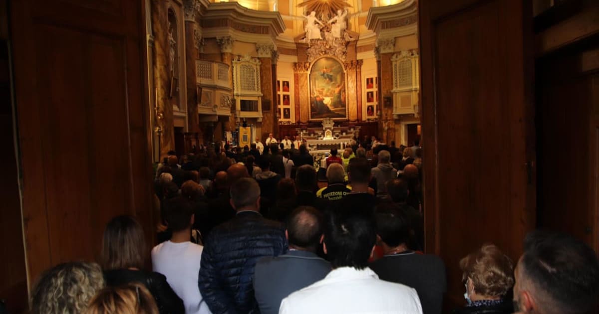 Sviene in chiesa, il parroco gli dà l'estrema unzione ma si riprende