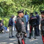 Poliziotto in borghese accoltella uno spacciatore al parco delle Cascine, spara e scappa in scooter: rintracciato dai carabinieri