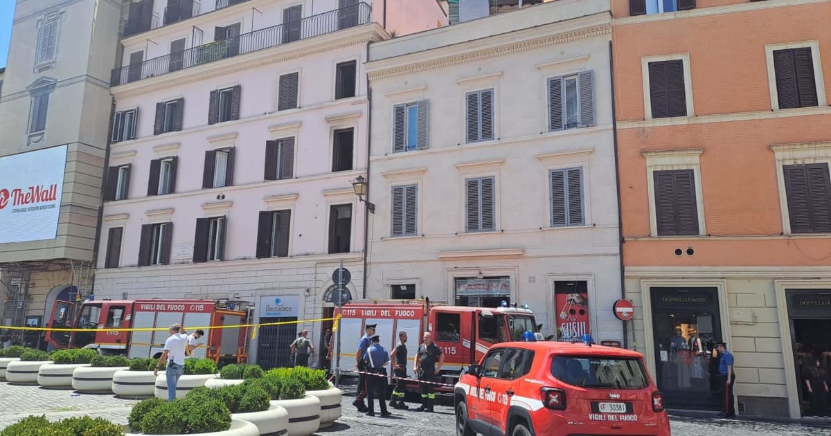 Non usciva di casa da 10 anni, trovata sommersa dai rifiuti con capelli fino ai piedi e unghie come artigli